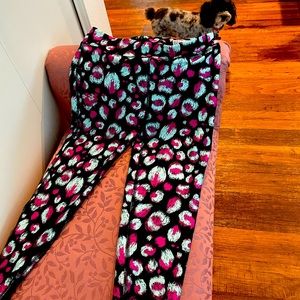 Under armor leggings lightly used, black with color design.